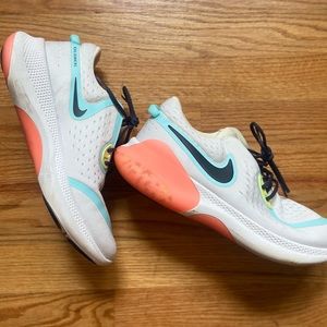 NIKE JOYRIDE RUN SIZE 8